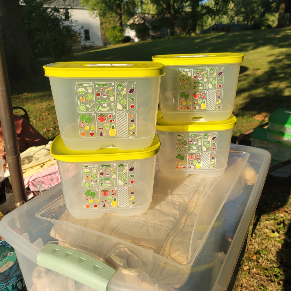 Veggie Storage Container is a 1.8L container designed for storing fruits and veg